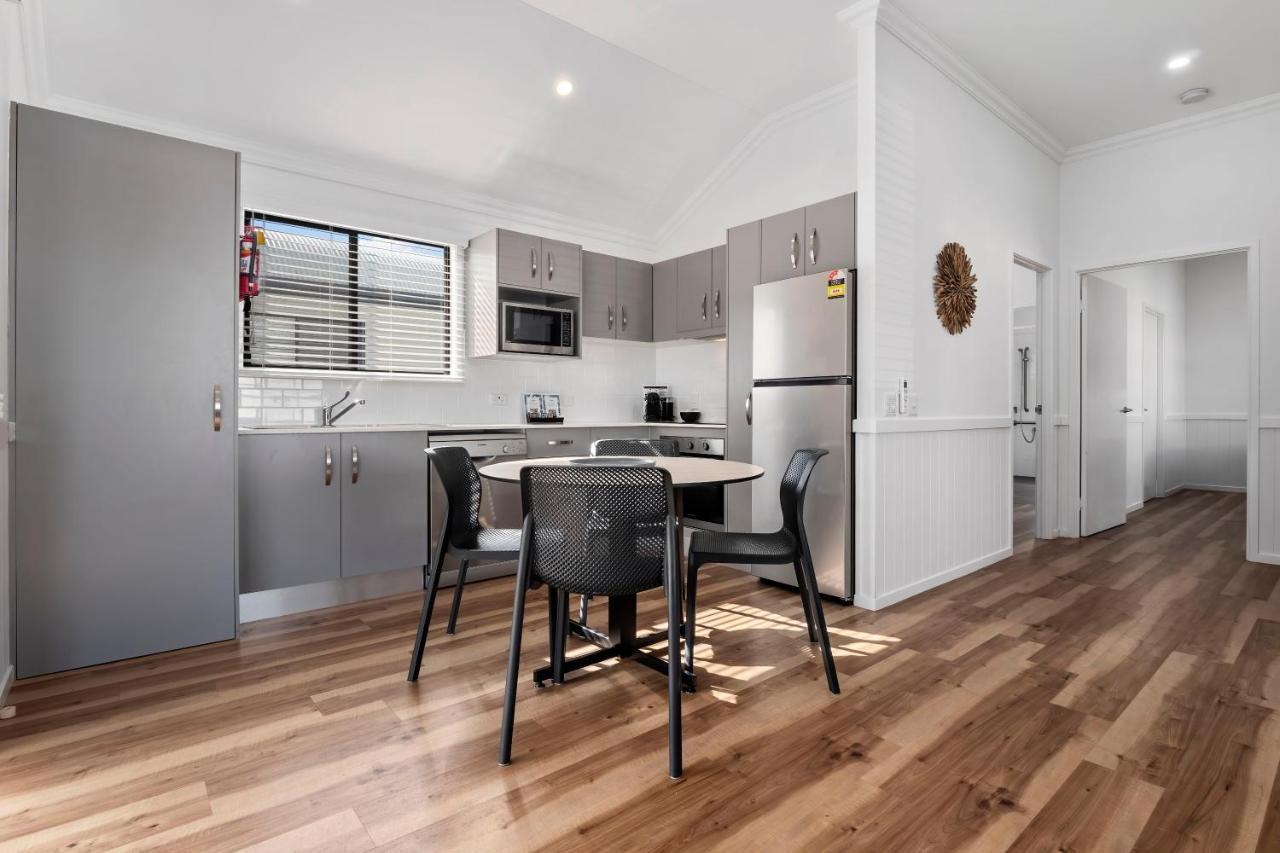 Ingenia Holidays Cairns Coconut Exterior foto A kitchen in a typical apartment