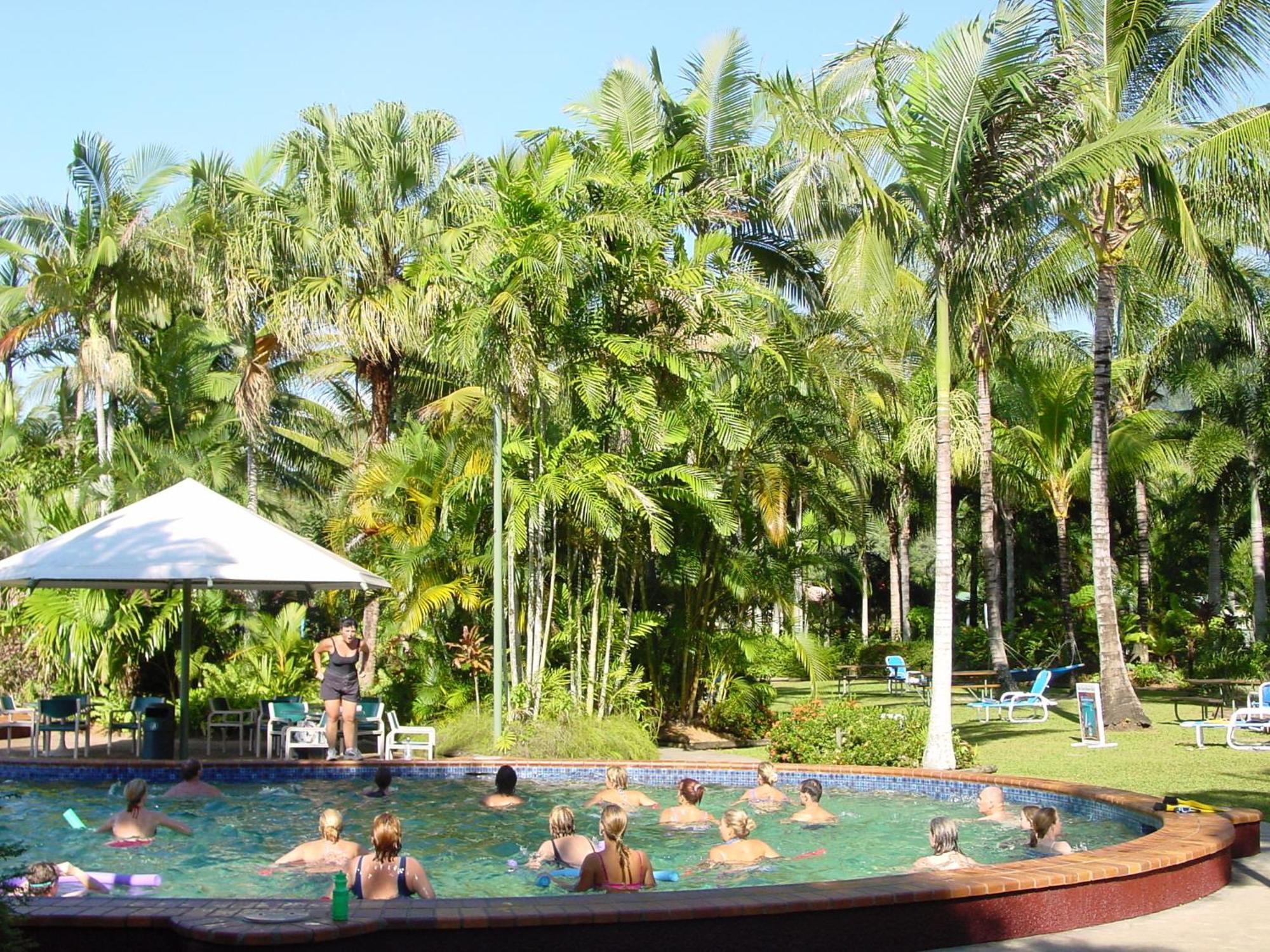 Ingenia Holidays Cairns Coconut Exterior foto The pool at the resort