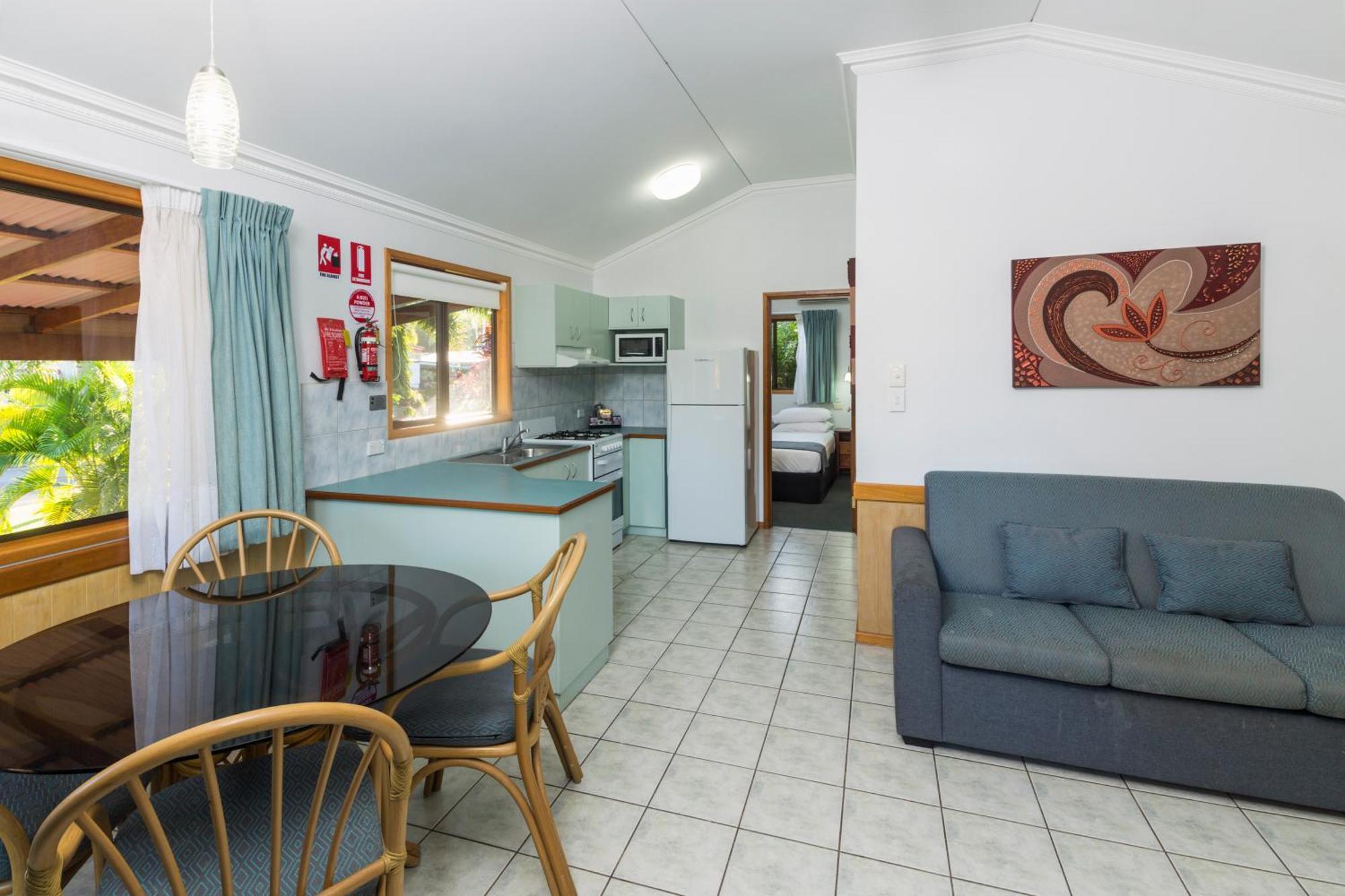 Ingenia Holidays Cairns Coconut Habitación foto A typical two-bedroom villa at a holiday park