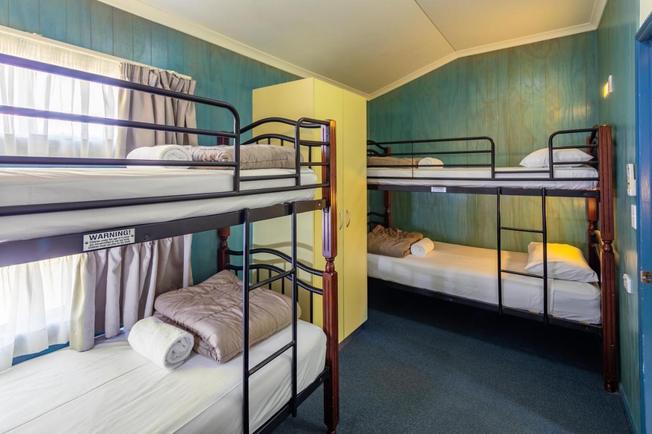 Ingenia Holidays Cairns Coconut Exterior foto A typical room at a backpacker hostel in Australia