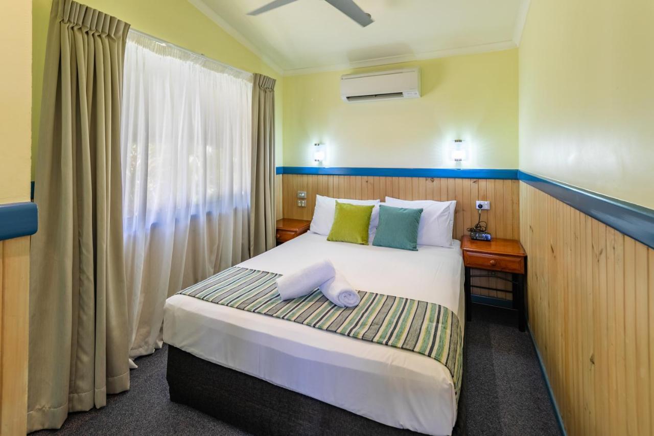 Ingenia Holidays Cairns Coconut Exterior foto A bedroom at the motel